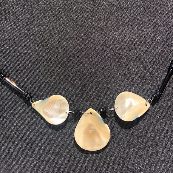 Black bead necklace with three teardrop design on mother of pearl - Picture 3 of 4